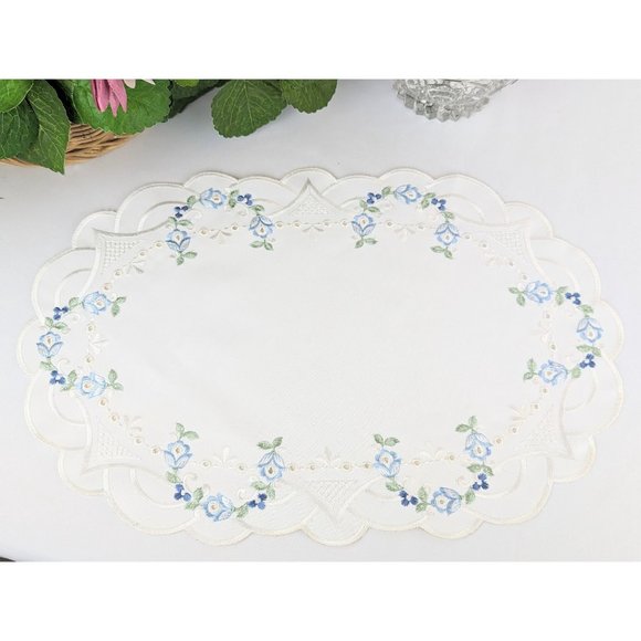 White Floral Table Linens Set of 4 Embroidered Spring Flowers Springtime Runner - Picture 3 of 10